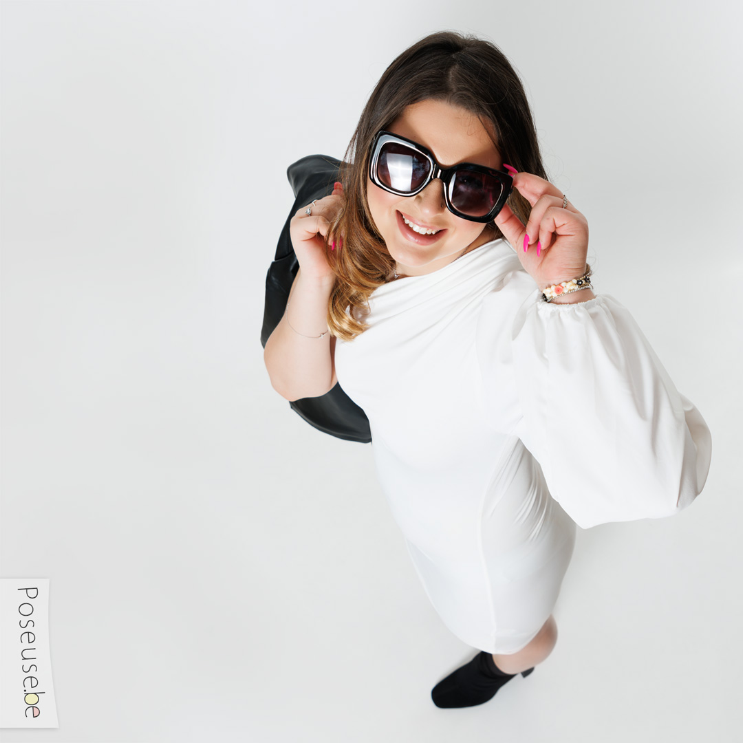 Poseuse.be arrive à saisir les émotions des modèles, grâce à un travail de coaching